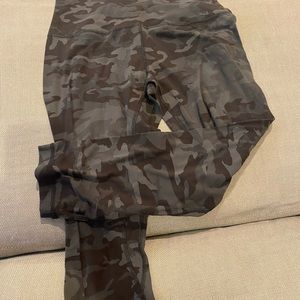 Lululemon camo green align crop. 21”  size 6